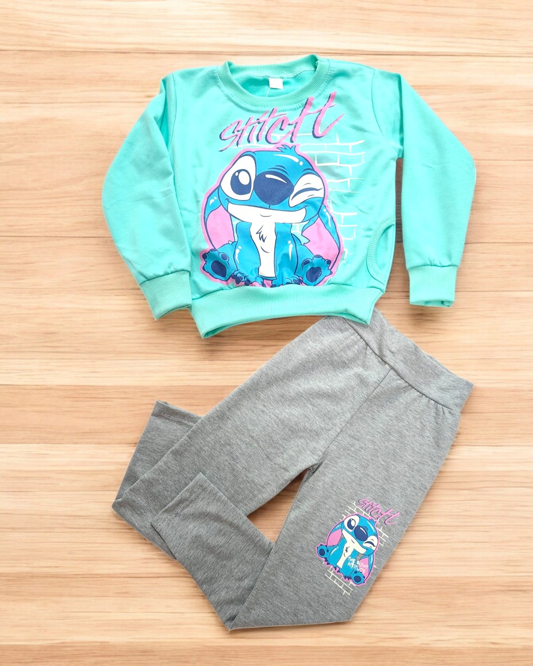 Conjunto infantil com sweat verde água e calças cinza com estampa do personagem Stitch