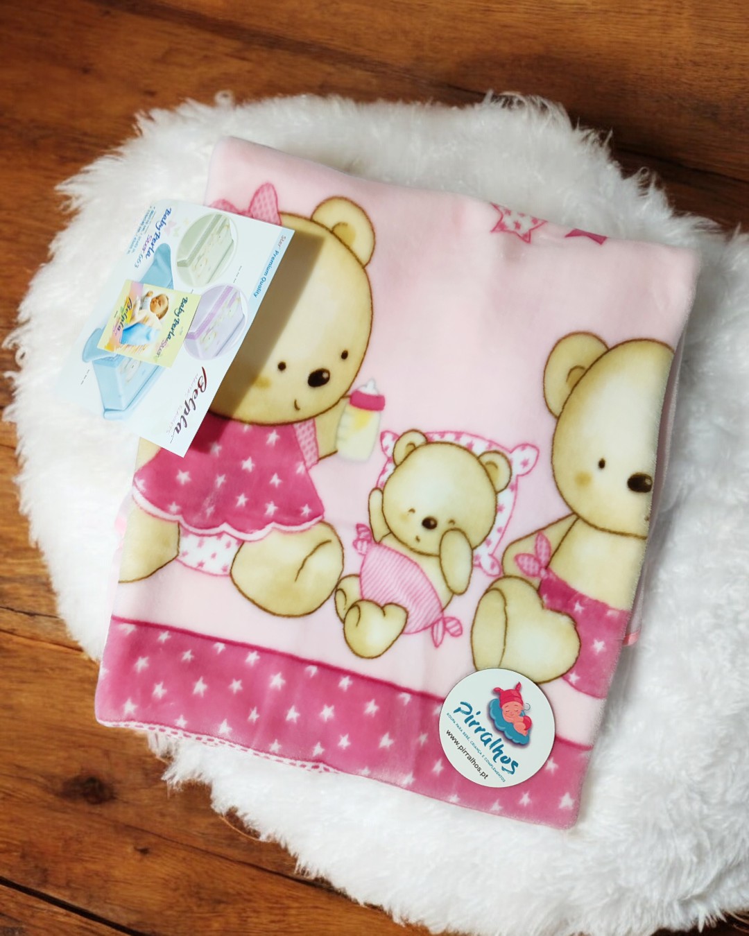 Manta rosa para bebé com estampa de ursos e etiquetas da marca