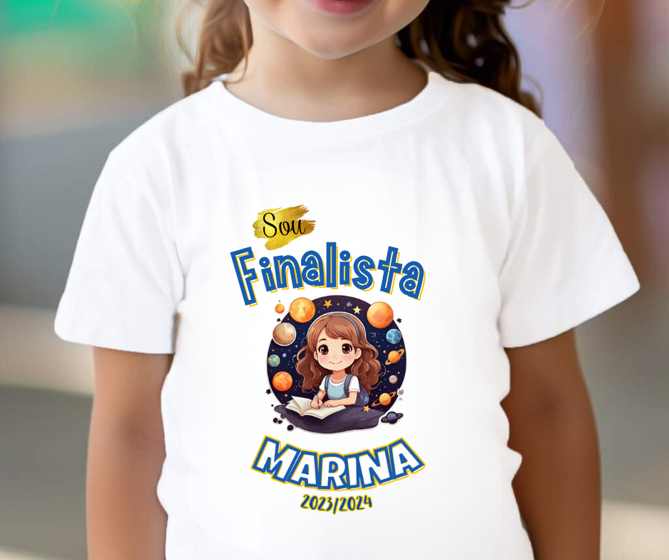 Camiseta branca com estampa de menina e texto Sou Finalista MARINA 2023/2024