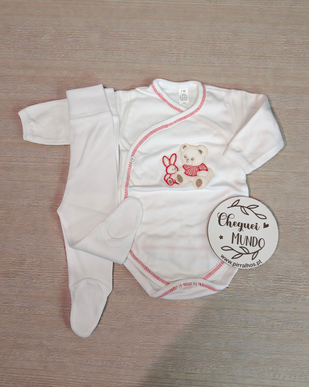 Conjunto de roupa de bebé branco com bordado de ursinho e coelho e costura rosa