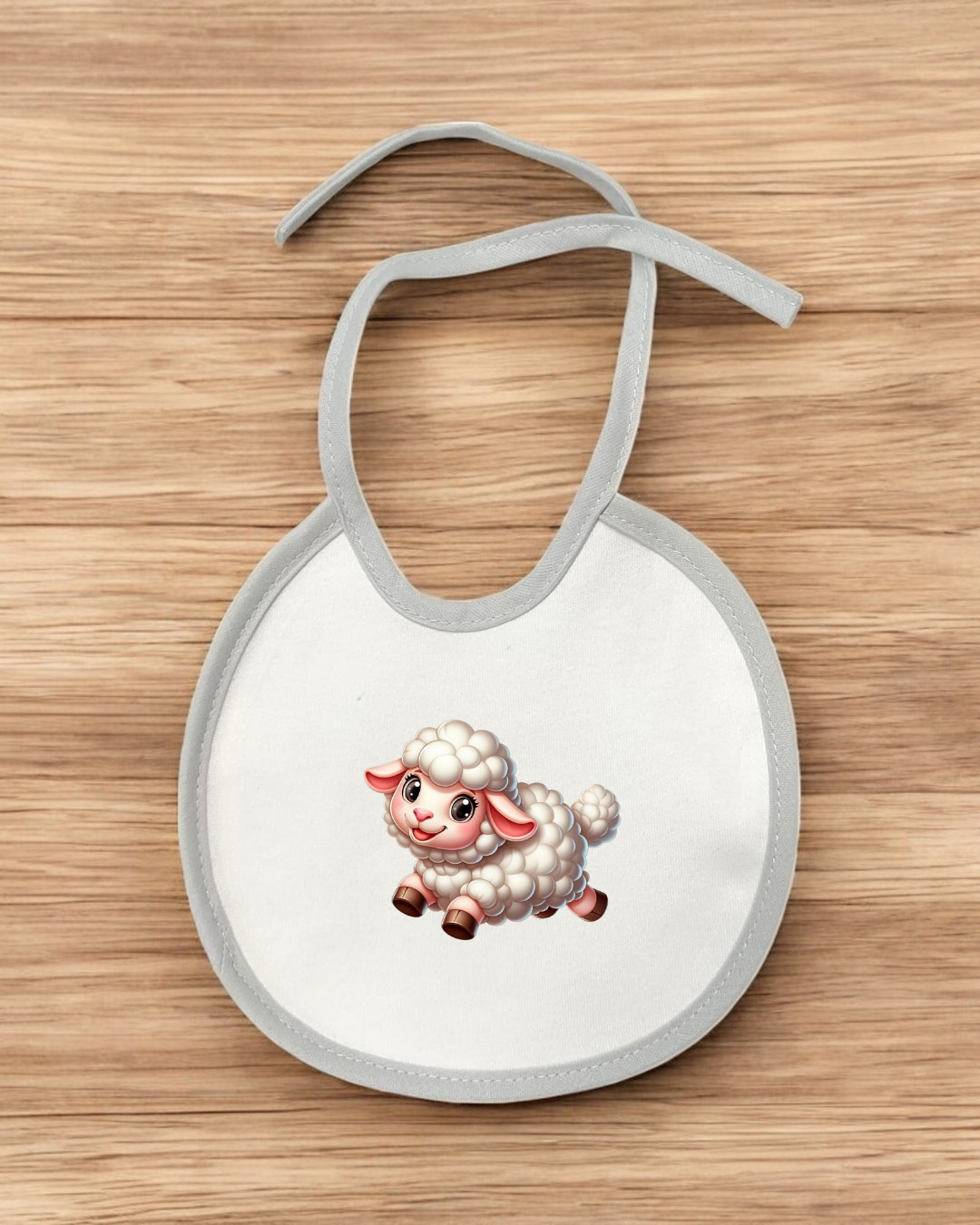 Babete branco com bordas cinzentas e imagem de ovelha sorridente