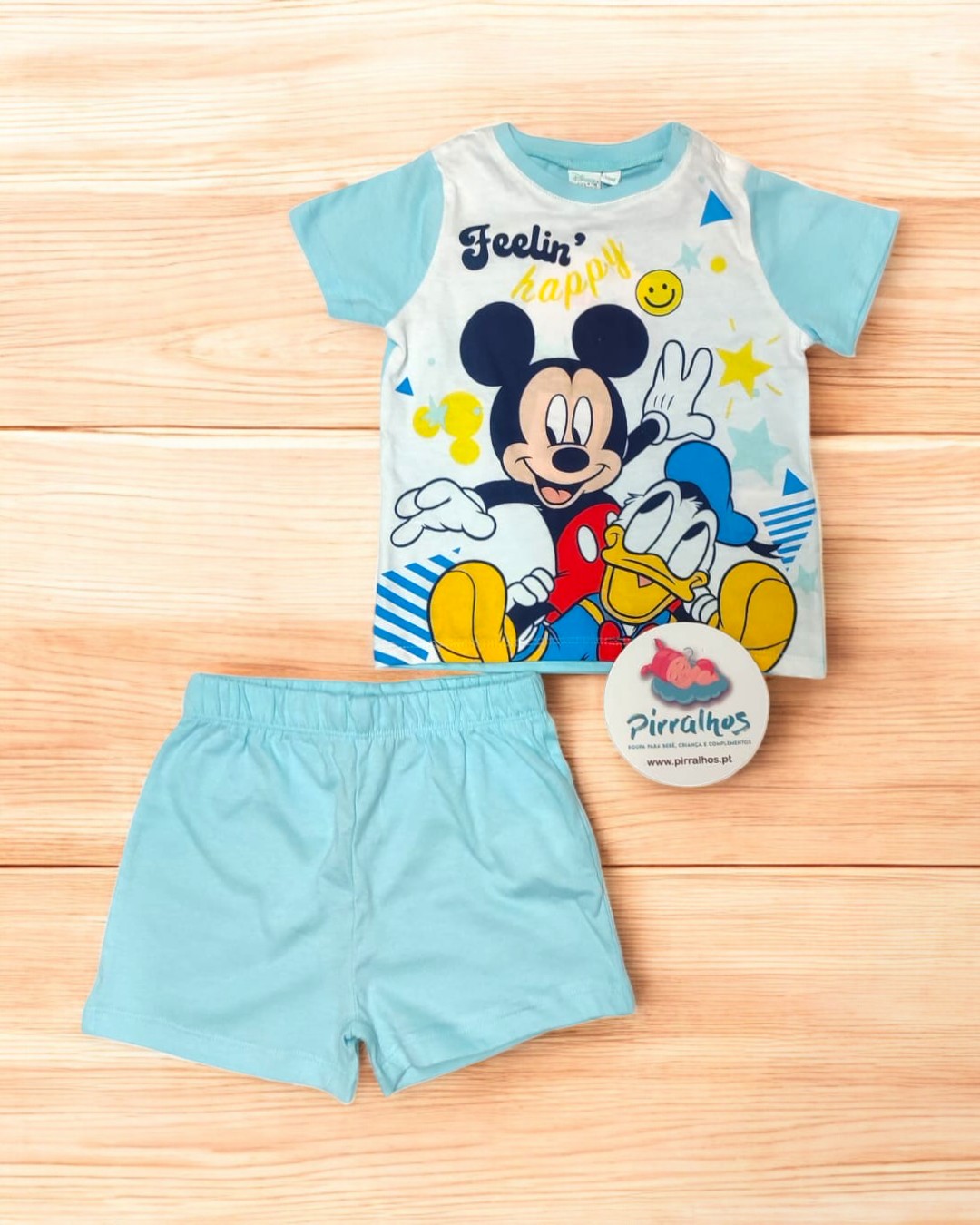 Conjunto infantil com t-shirt estampada e calções azul claro