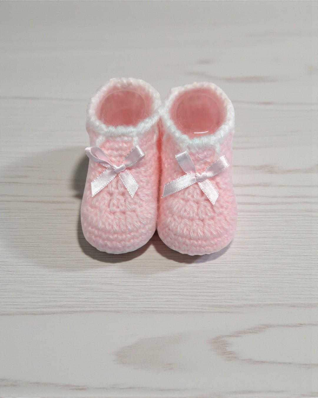 Sapatinhos de bebé cor-de-rosa em croché com laços