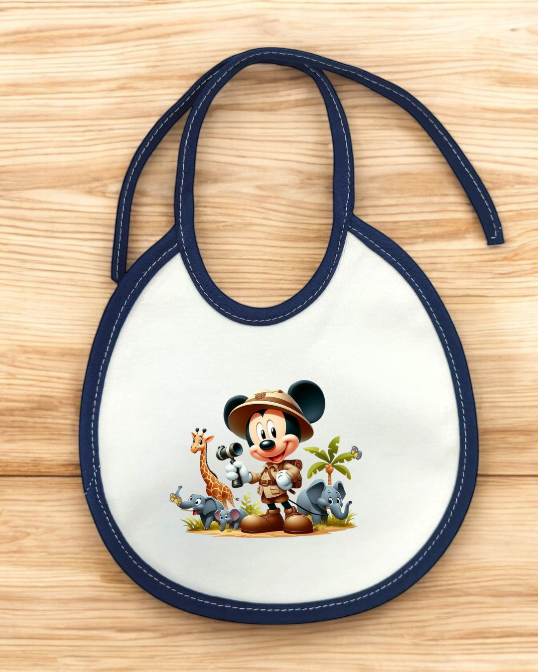 Babete branco com borda azul escuro e estampa de Mickey Mouse explorador com animais