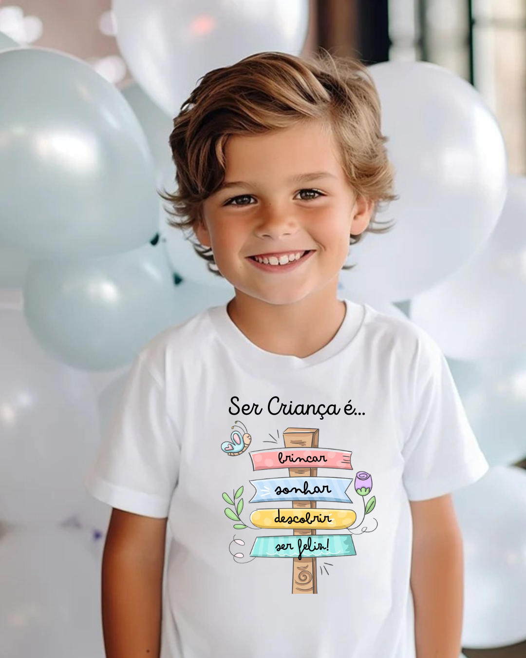 Camisola branca com estampado colorido em criança sorridente