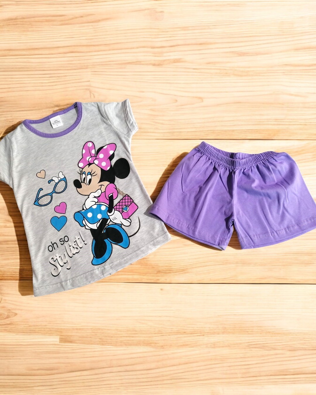 Conjunto infantil com t-shirt cinzenta da Minnie e calções roxos