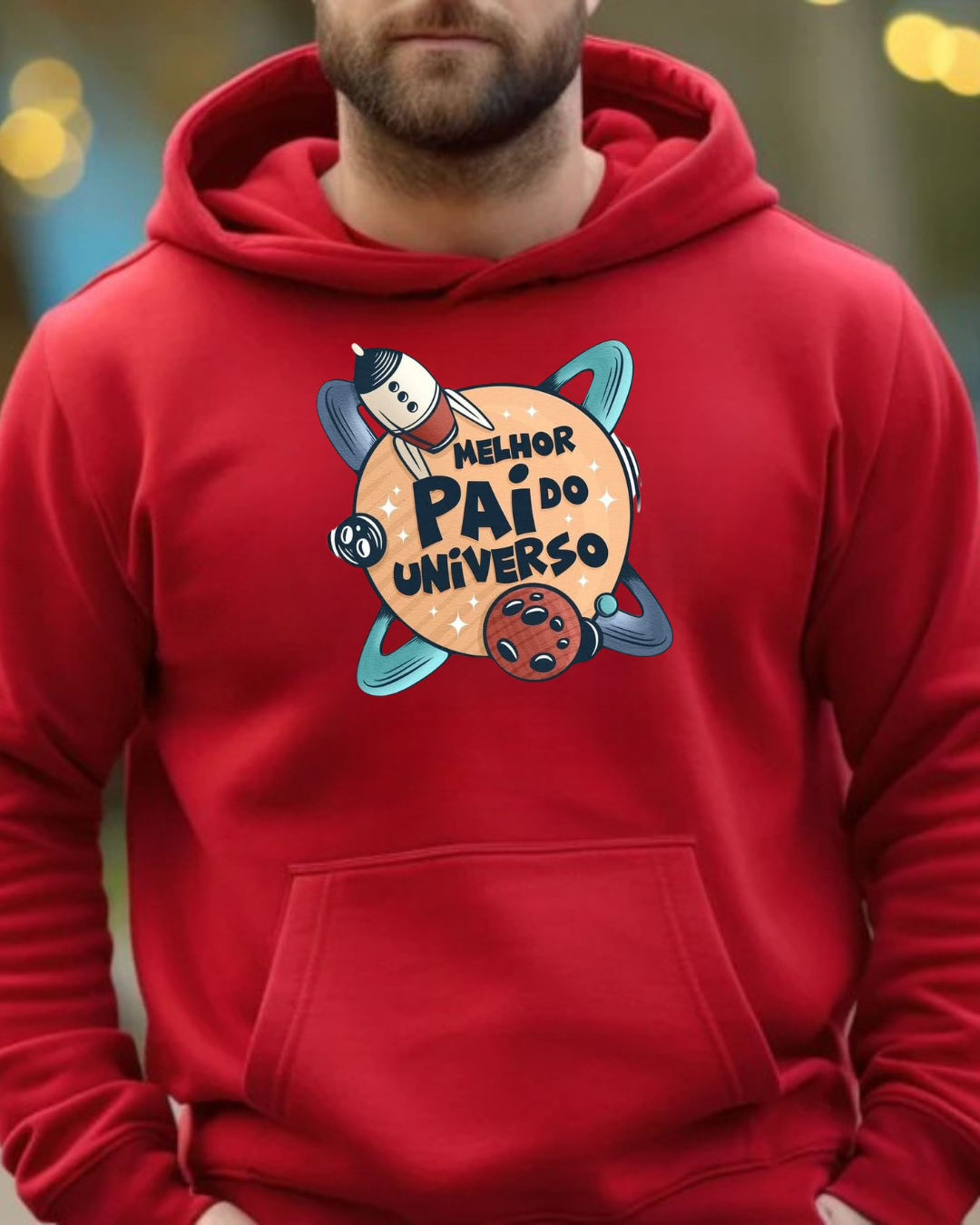 Sweatshirt vermelha com estampa colorida e texto 'MELHOR PAI DO UNIVERSO'.