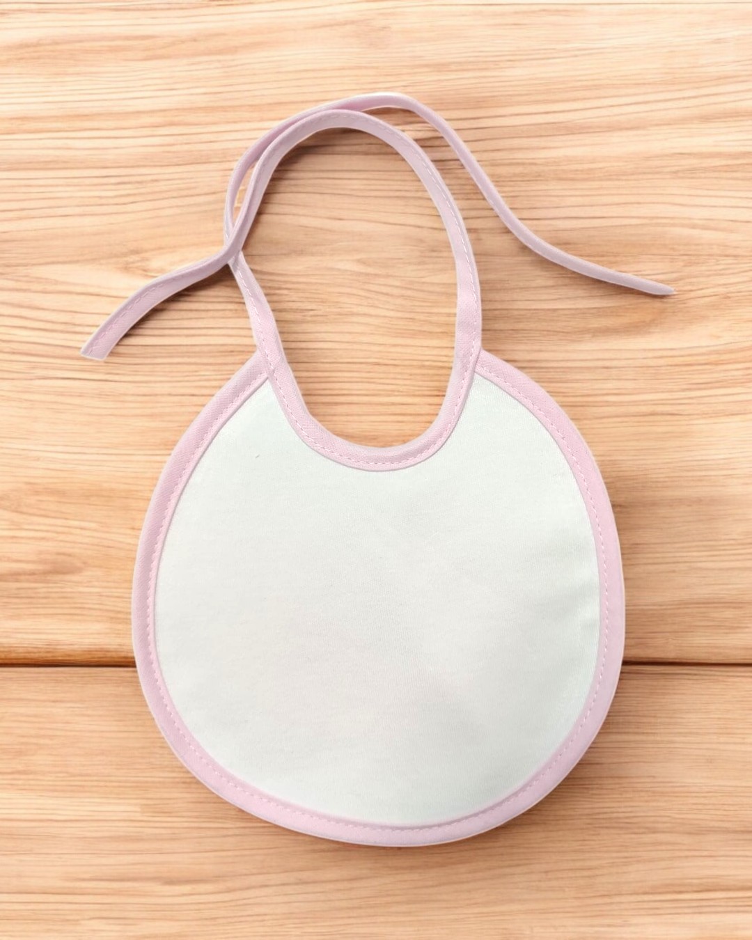 Babete redondo branco com bordas rosa