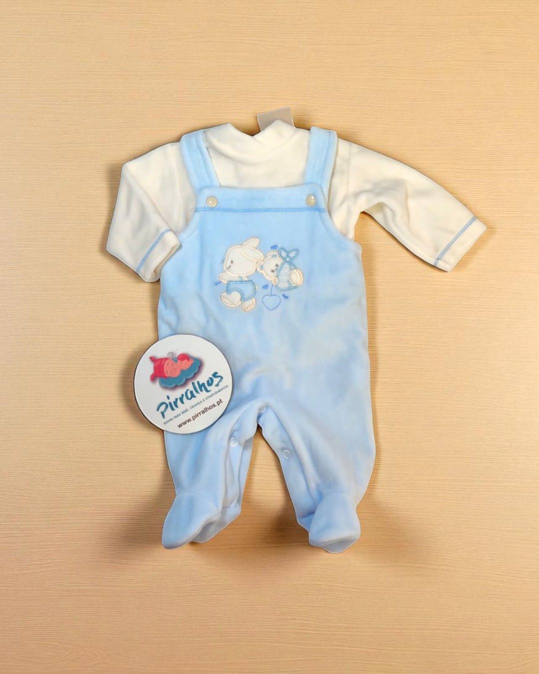 Conjunto de roupa de bebé azul e branco com ursinhos e etiqueta da marca