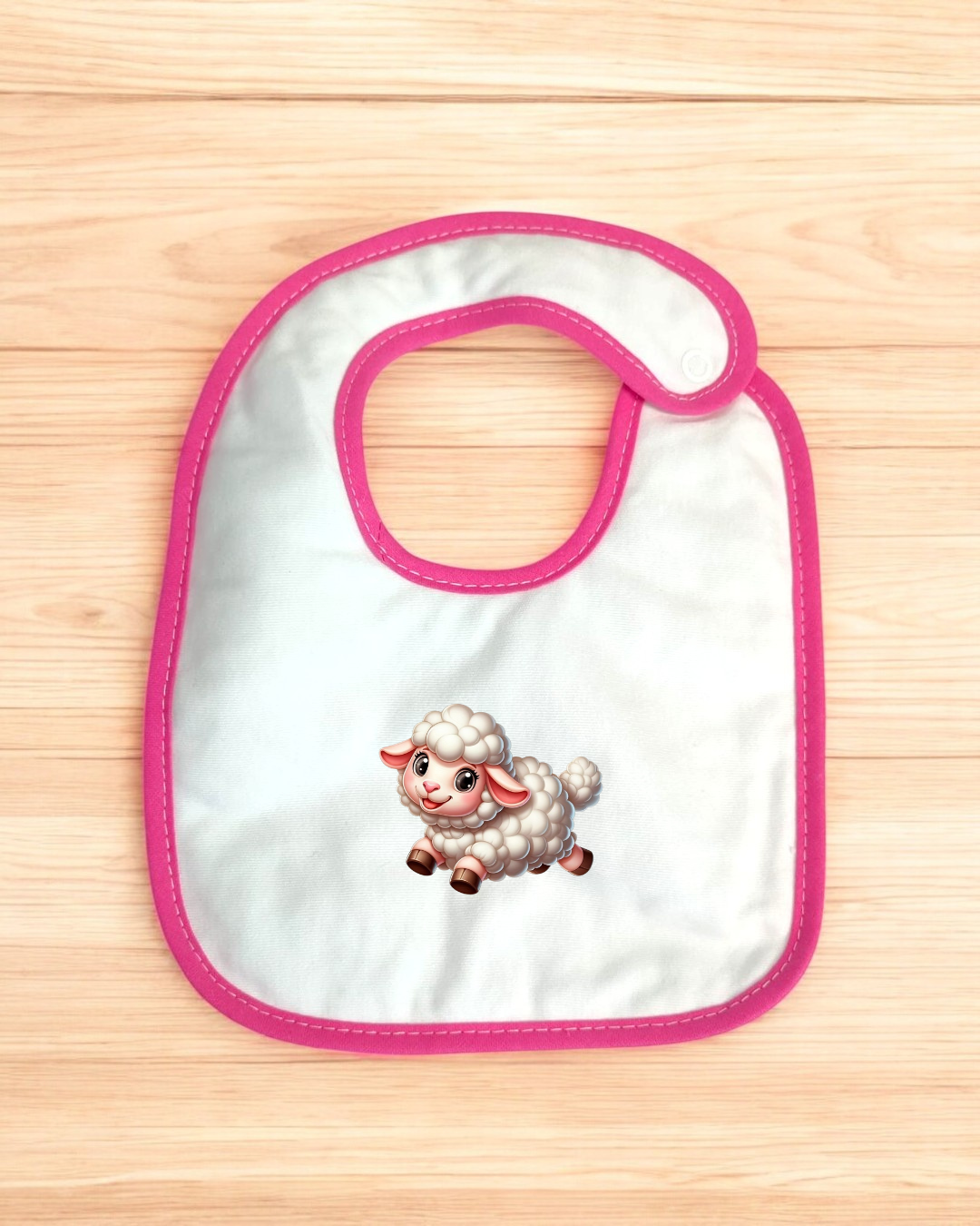 Babete branco com borda rosa e ilustração de ovelha