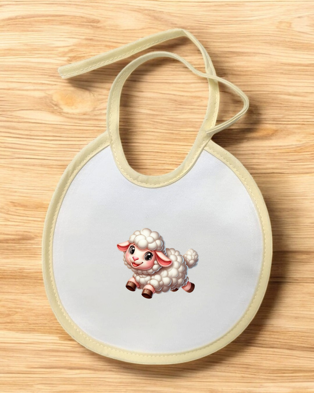 Babete branco redondo com imagem de uma ovelha e borda bege