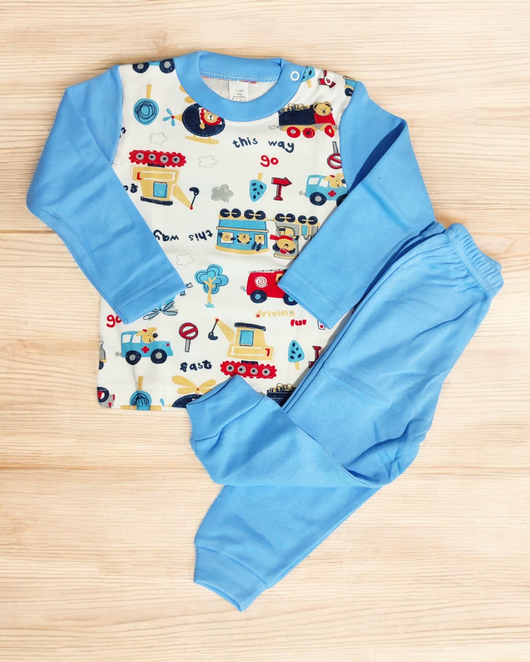 Pijama infantil azul claro com camisola estampada de veículos e calças azuis