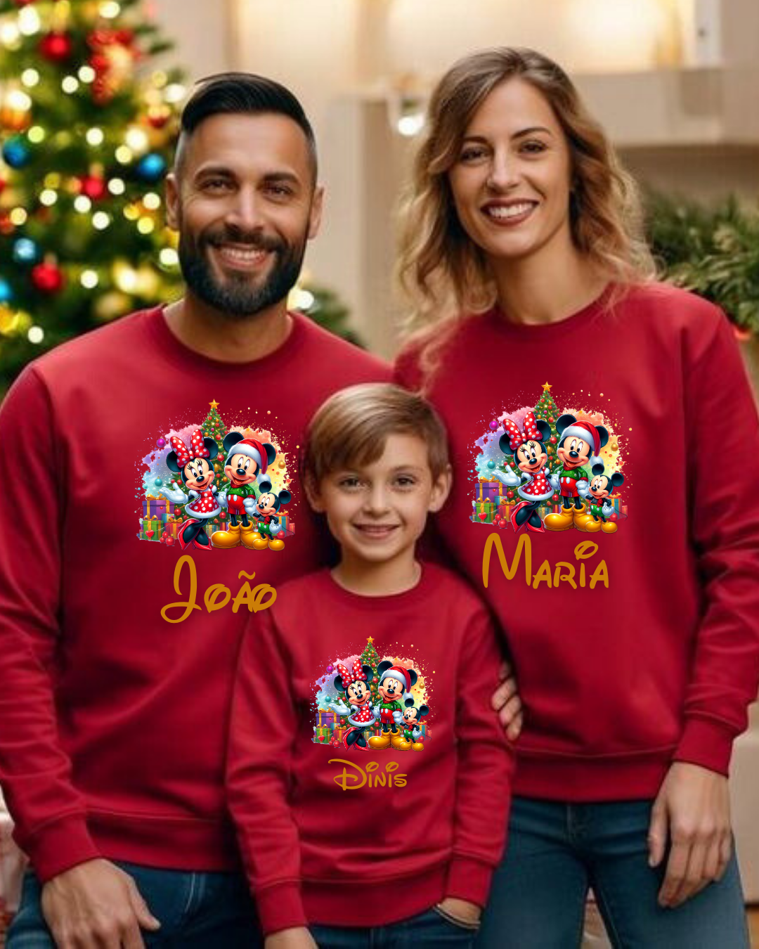 Três pessoas com sweatshirts vermelhas de Natal com personagens Mickey e Minnie e nomes João, Maria e Dinis.