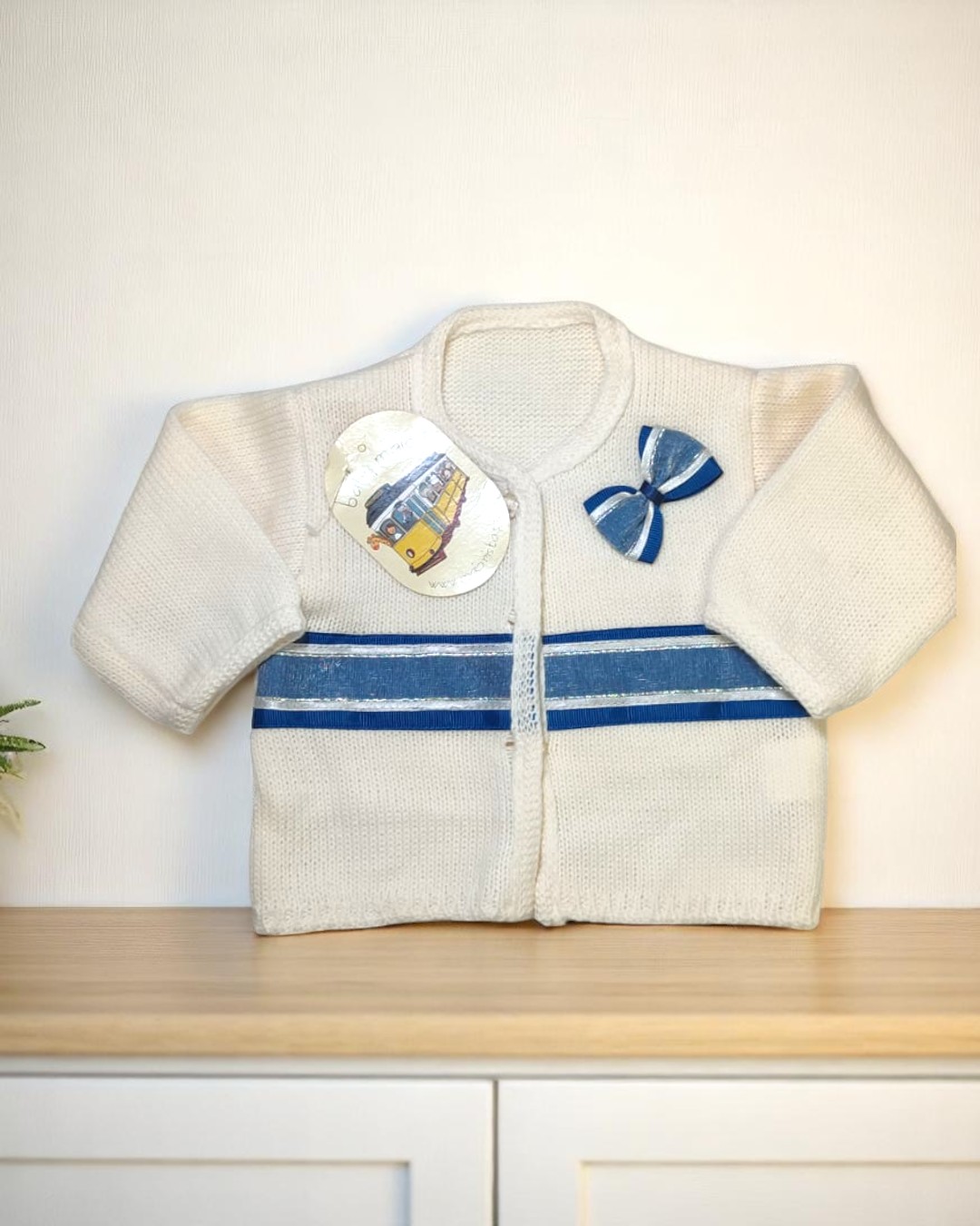 Casaco de malha branco com riscas azuis e laço azul e branco para bebé