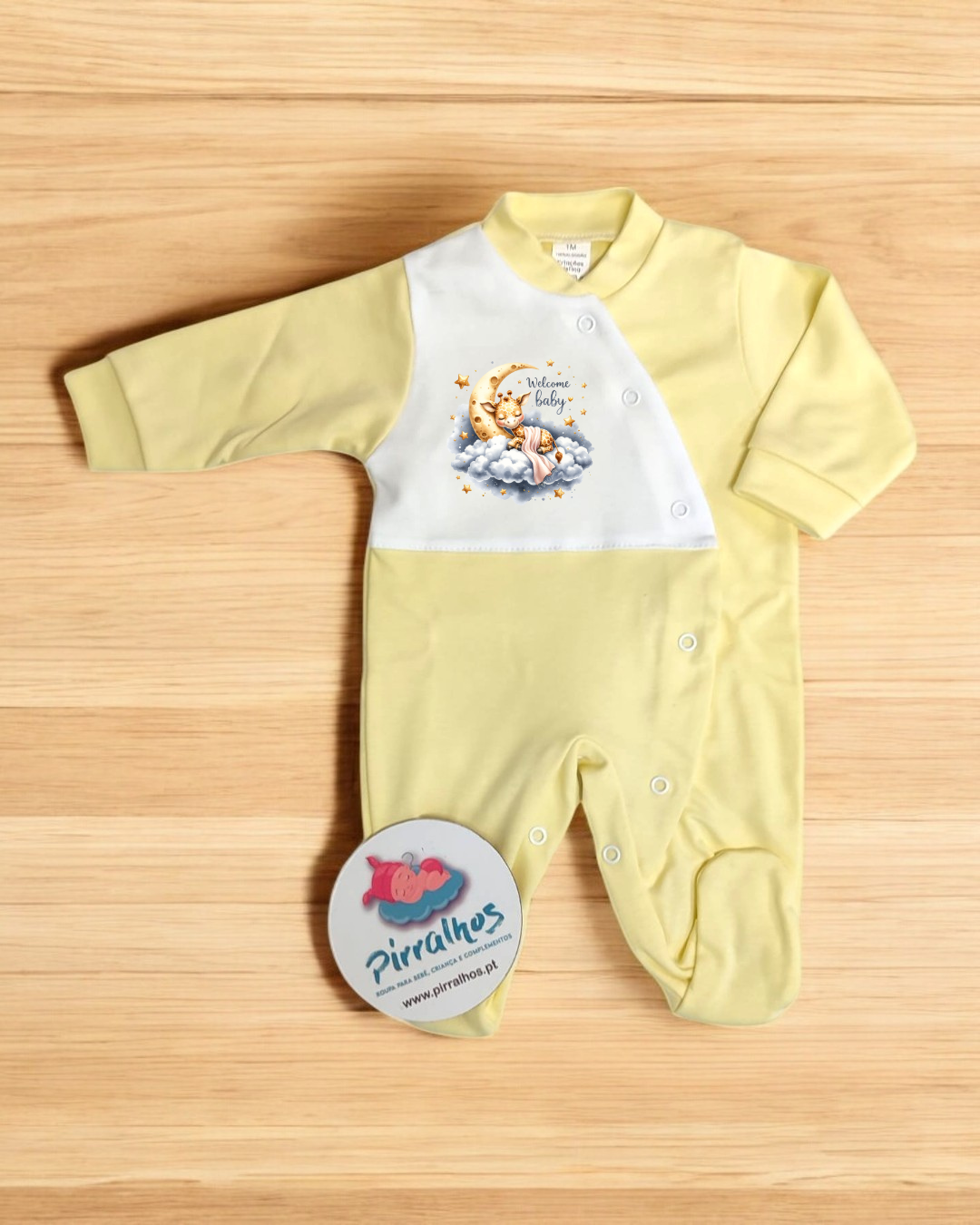 Pijama de bebé amarelo com painel branco e ilustração de ursinho