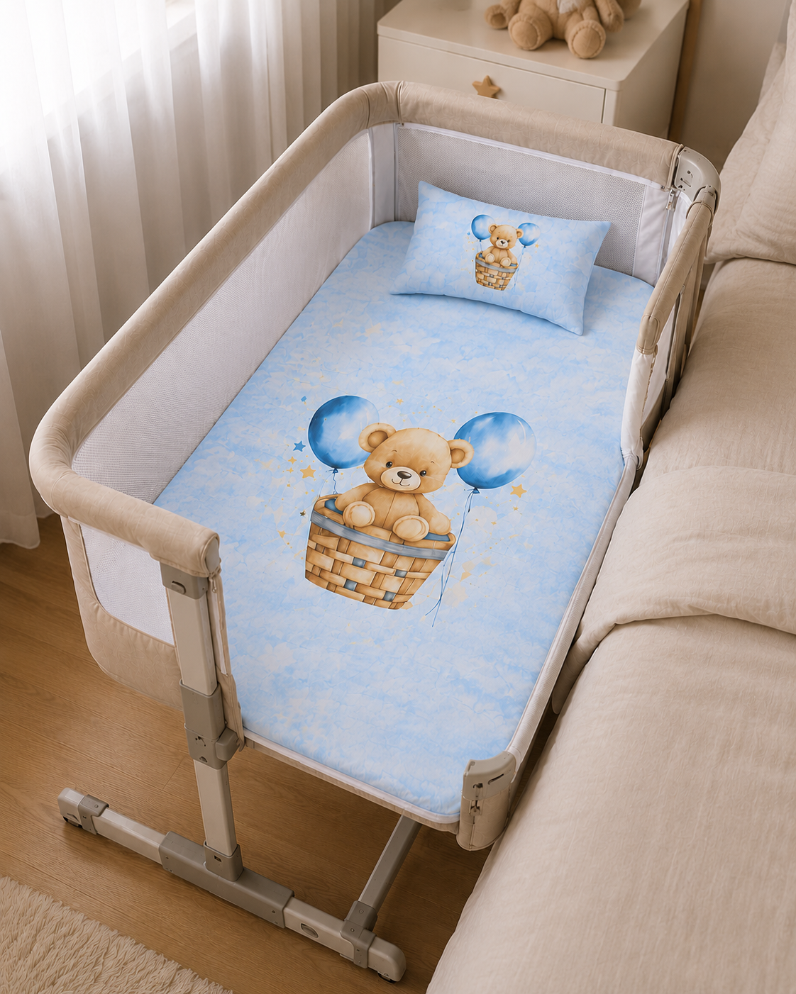 Berço de bebé com roupa de cama azul e desenho de ursinho com balões