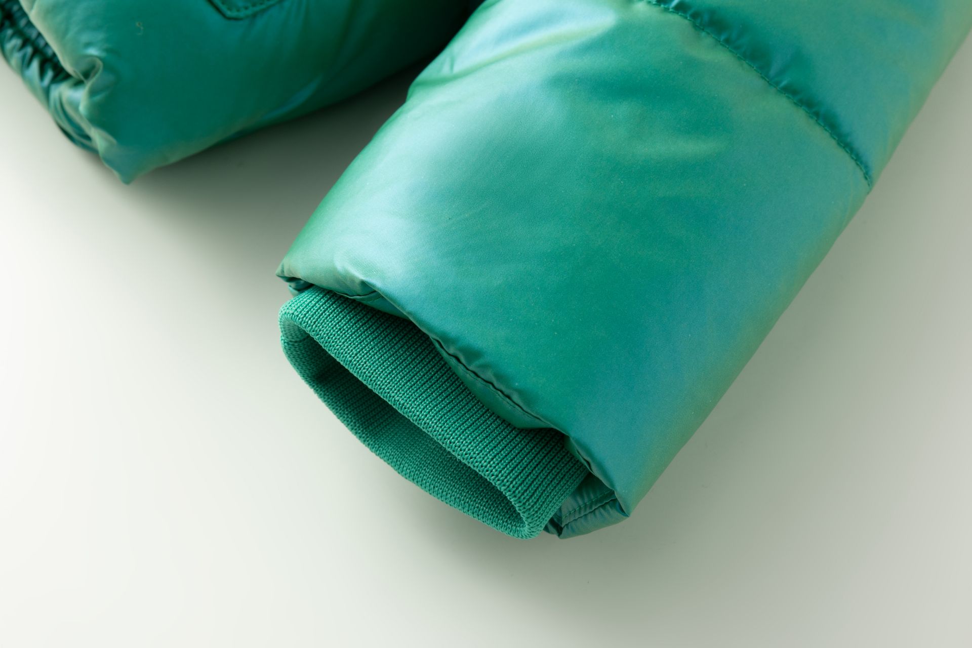 Manga de casaco acolchoado verde metálico com interior de malha verde