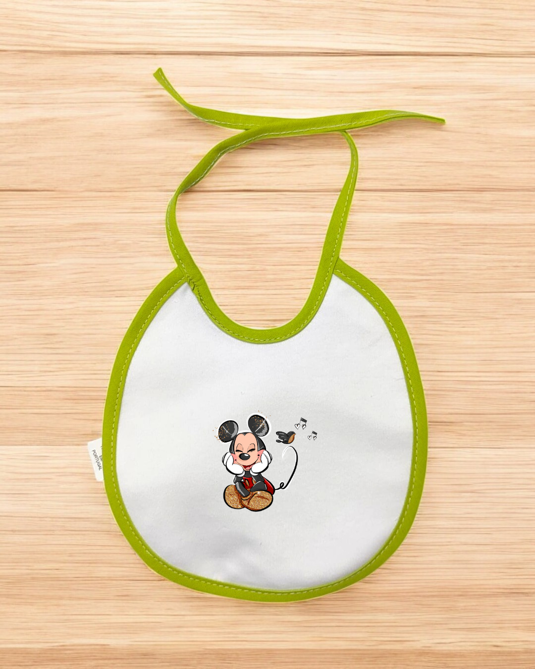 Babete para bebé branco com borda verde e estampa do Mickey Mouse a cantar