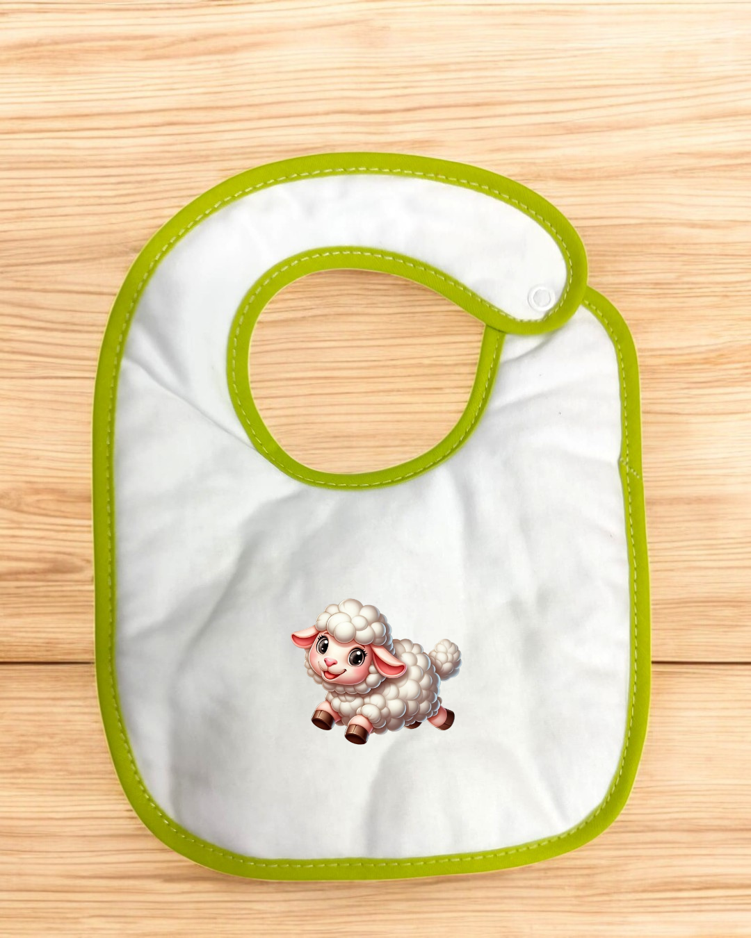 Babete branco com borda verde e cordeiro desenhado