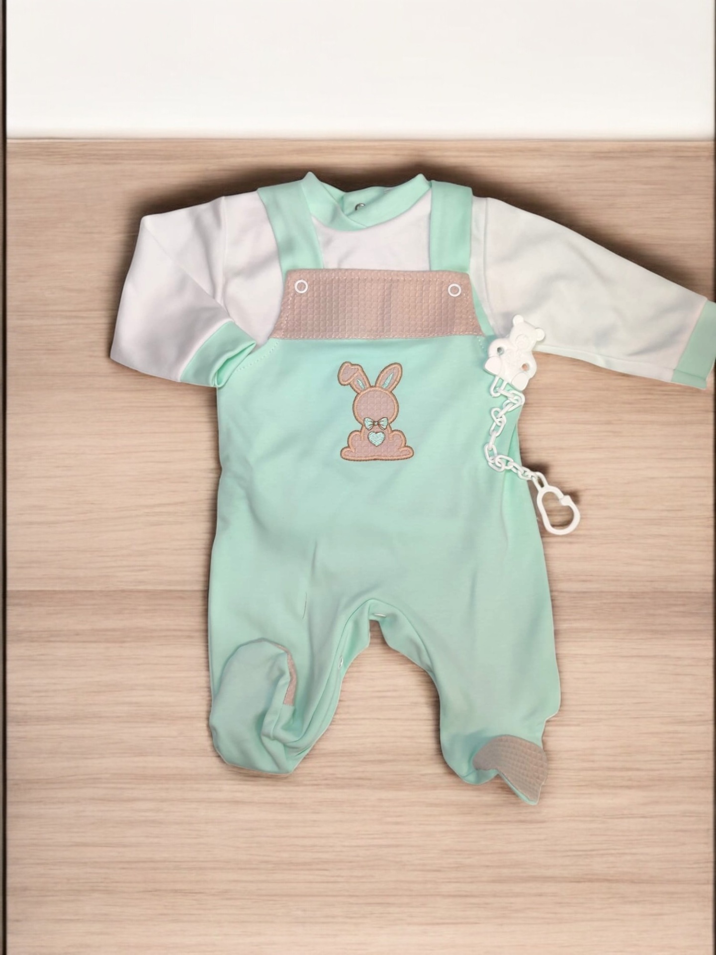 Macacão de bebé verde claro e bege com bordado de coelho e prendedor branco em forma de ovelha