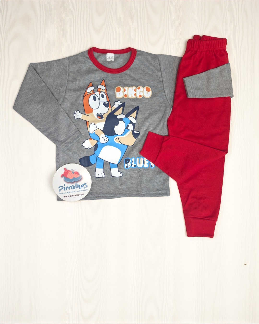 Pijama infantil cinzento e vermelho com personagens Bingo e Bluey.