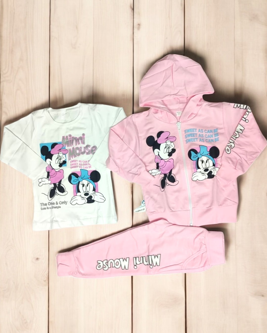 Conjunto infantil Minnie Mouse com camisola branca, casaco e calças rosa