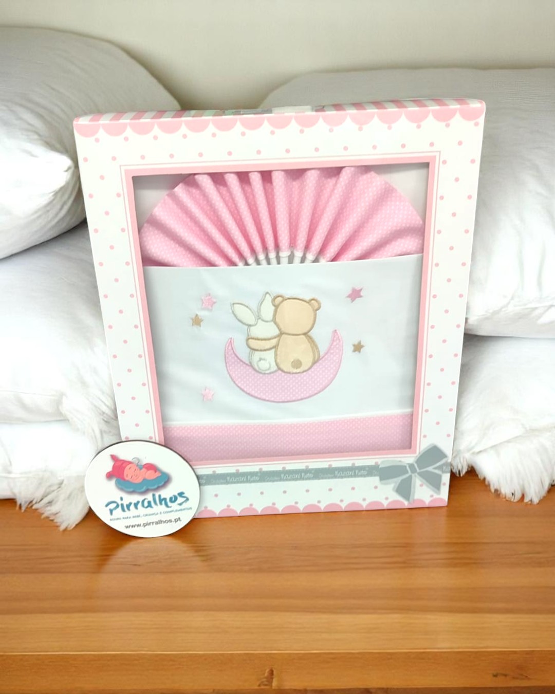 Conjunto de roupa de bebé rosa com bordado de coelho e urso na lua numa caixa decorativa