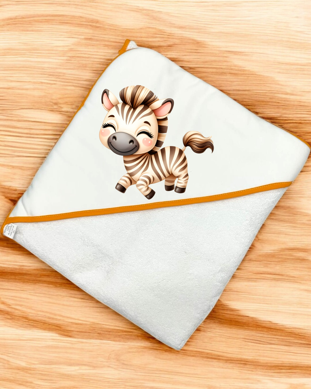 Toalha branca de bebé com borda laranja e estampa de zebra sorridente