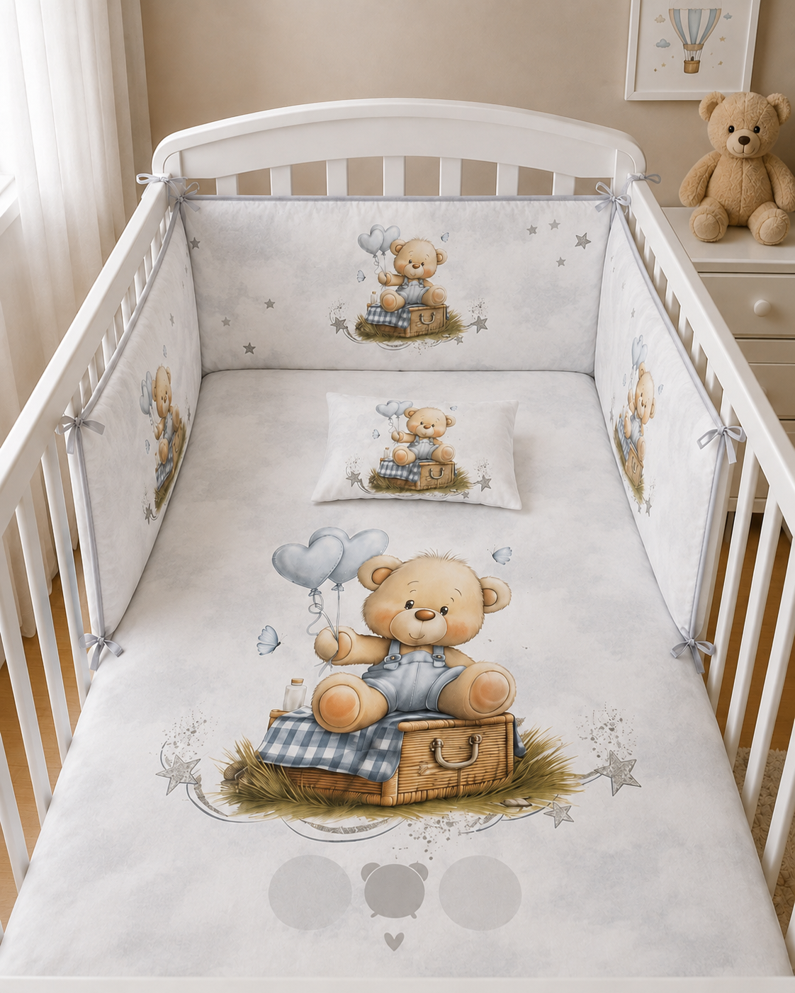 Berço branco com roupa de cama cinza claro e estampa de ursinho com balões azuis