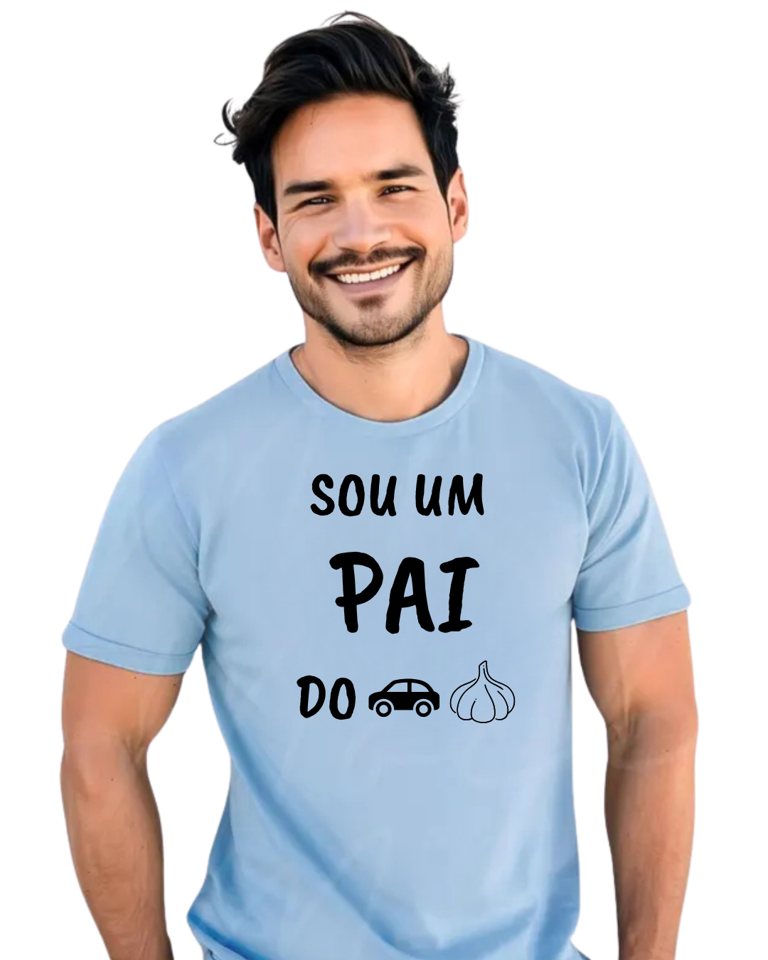 Homem a usar camiseta azul clara com texto 'SOU UM PAI DO' e ícones de carro e alho