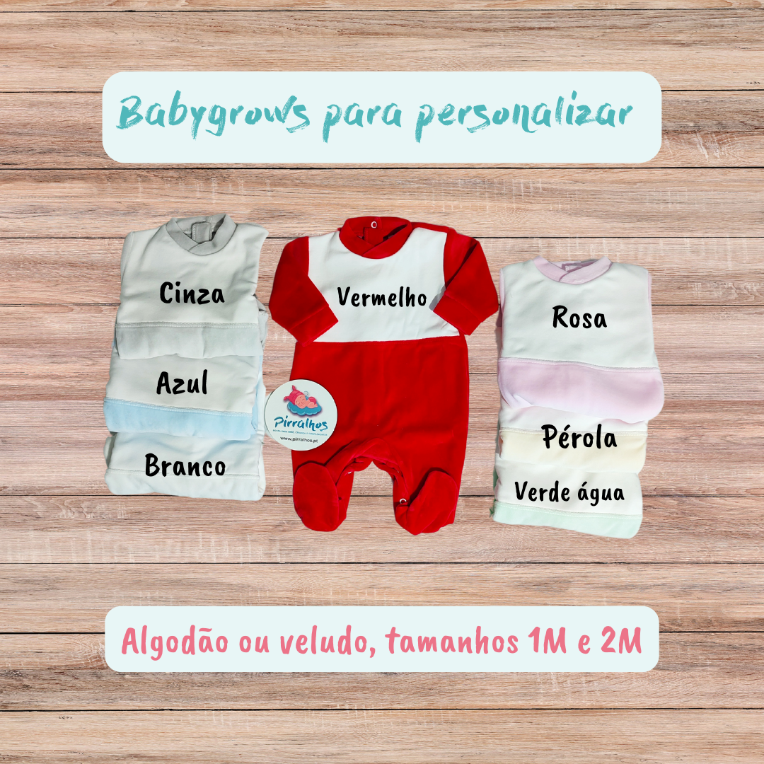 Babygrows para personalizar em várias cores sobre fundo de madeira