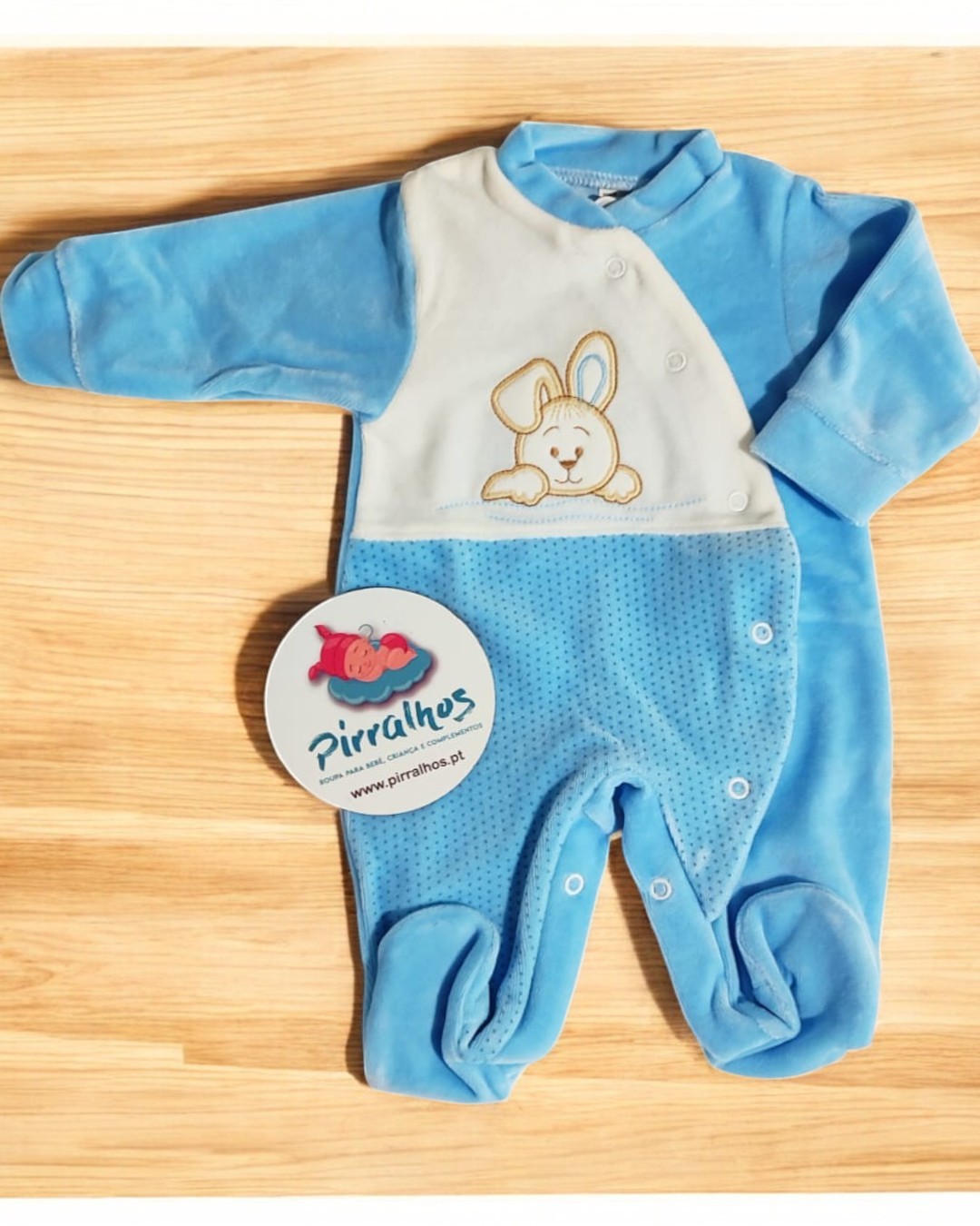 Macacão azul de bebé com coelho bordado e etiqueta Pirralhos
