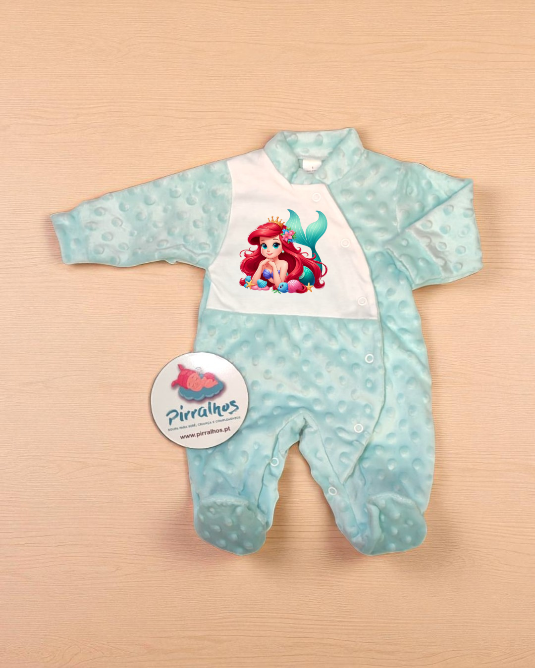 Macacão de bebé azul claro com estampa de sereia e etiqueta Pirralhos