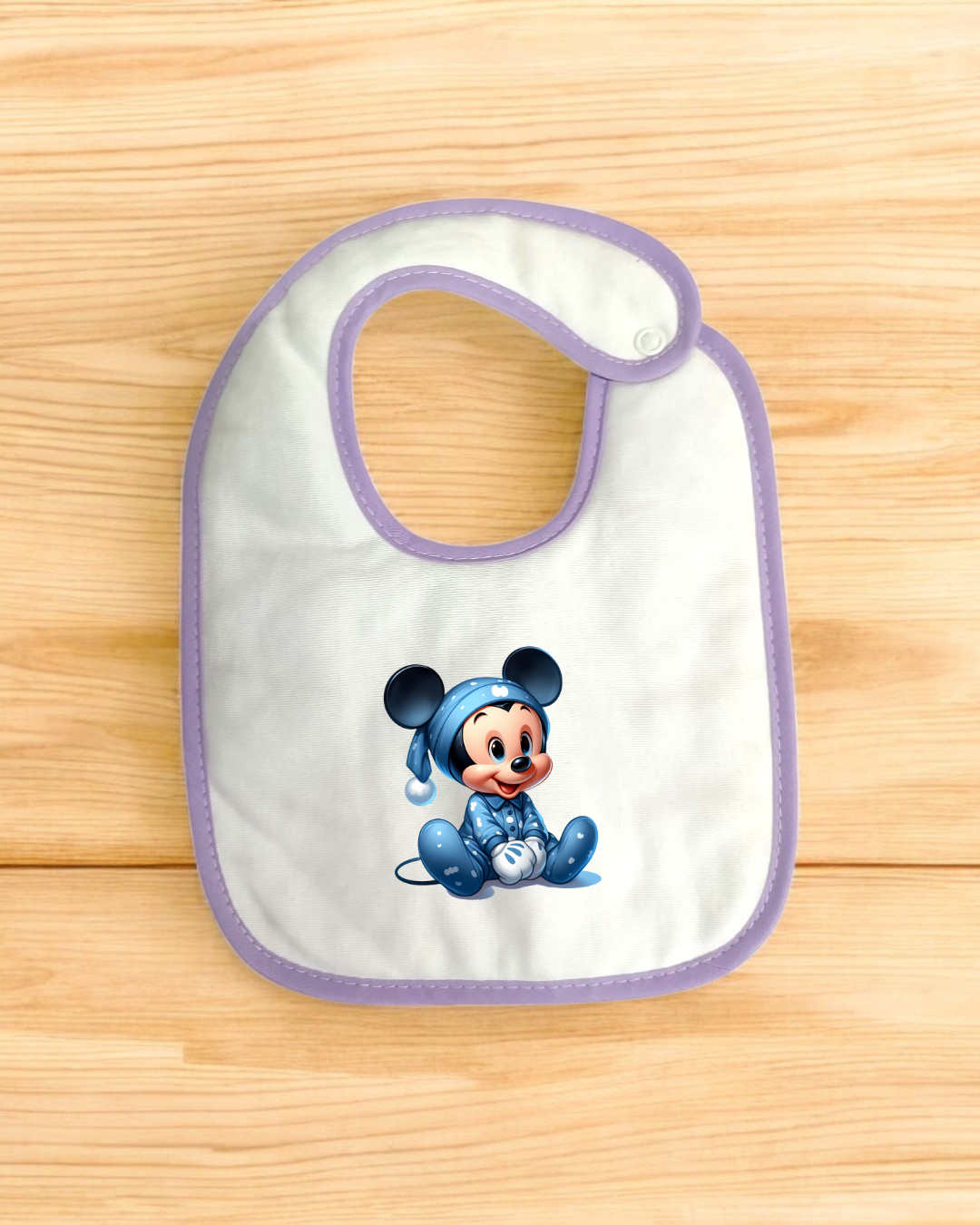 Babete branco com borda lilás e estampa de ratinho bebé azul