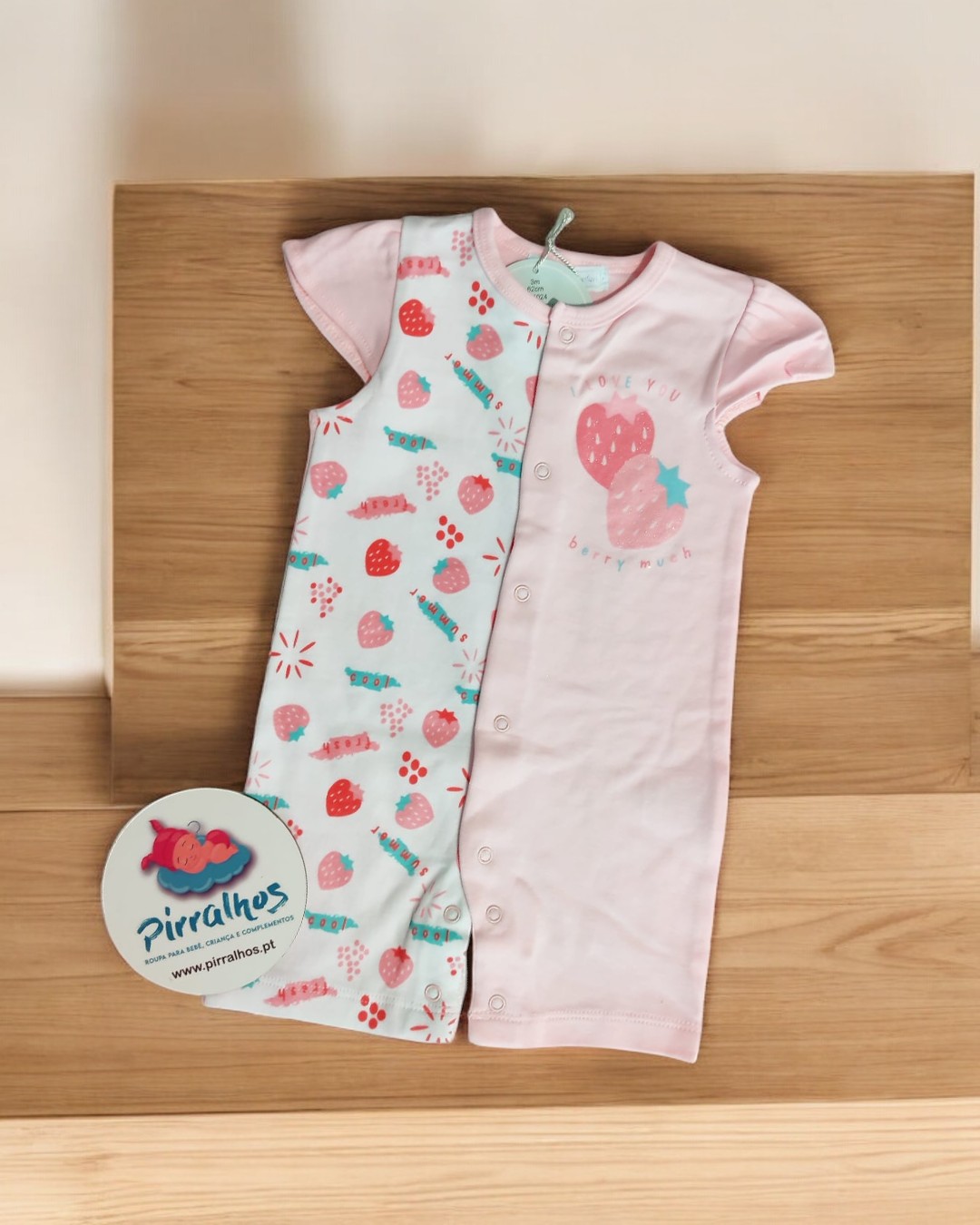 Macacão curto para bebé em algodão com padrão de morangos e doces de um lado e rosa liso do outro