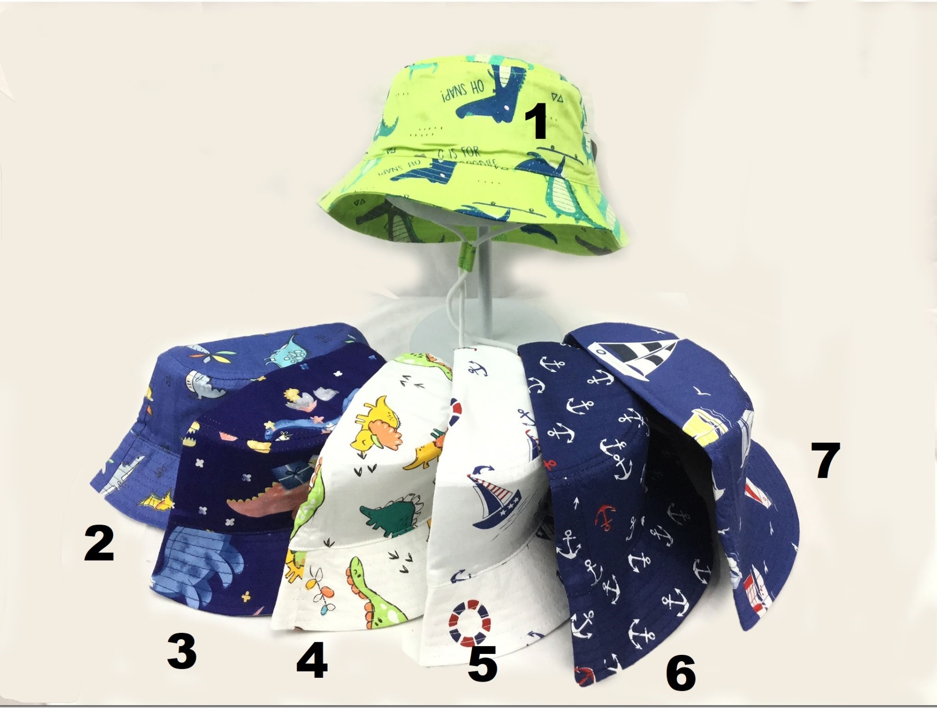 Sete chapéus coloridos variados pendurados