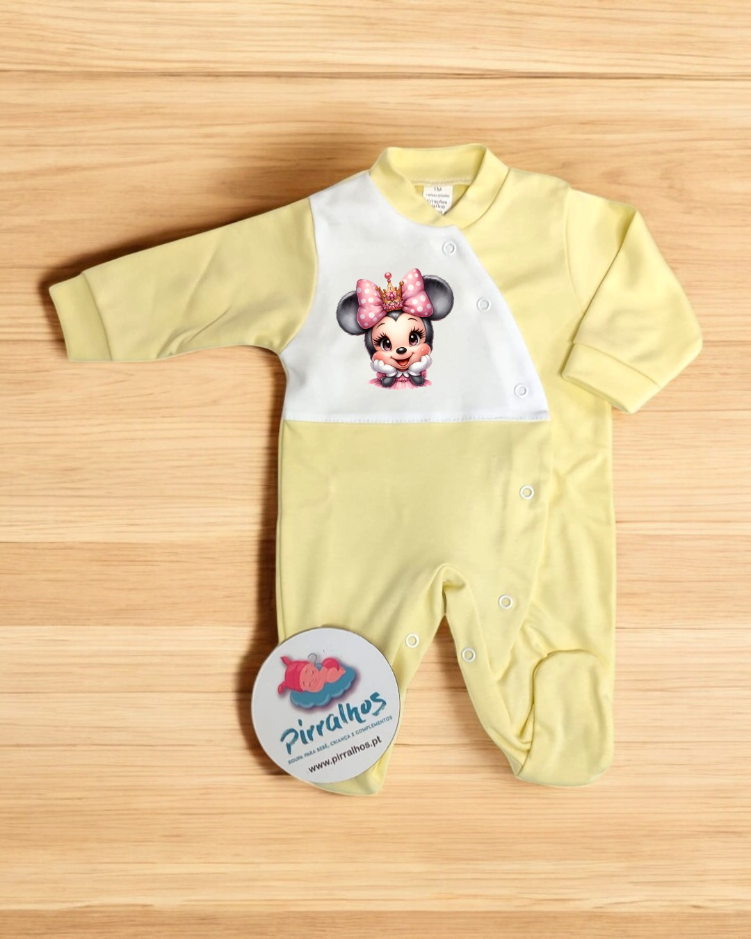 Macacão de bebé amarelo e branco com desenho de Minnie Mouse e botões.