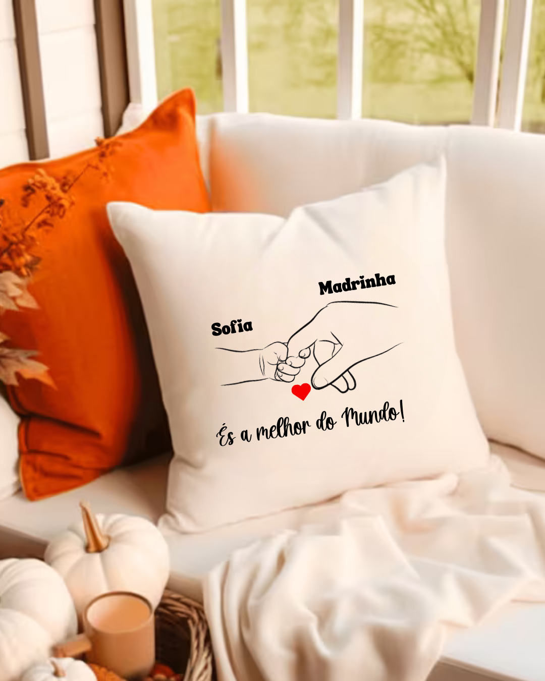 Almofada branca com design de mãos e texto em português