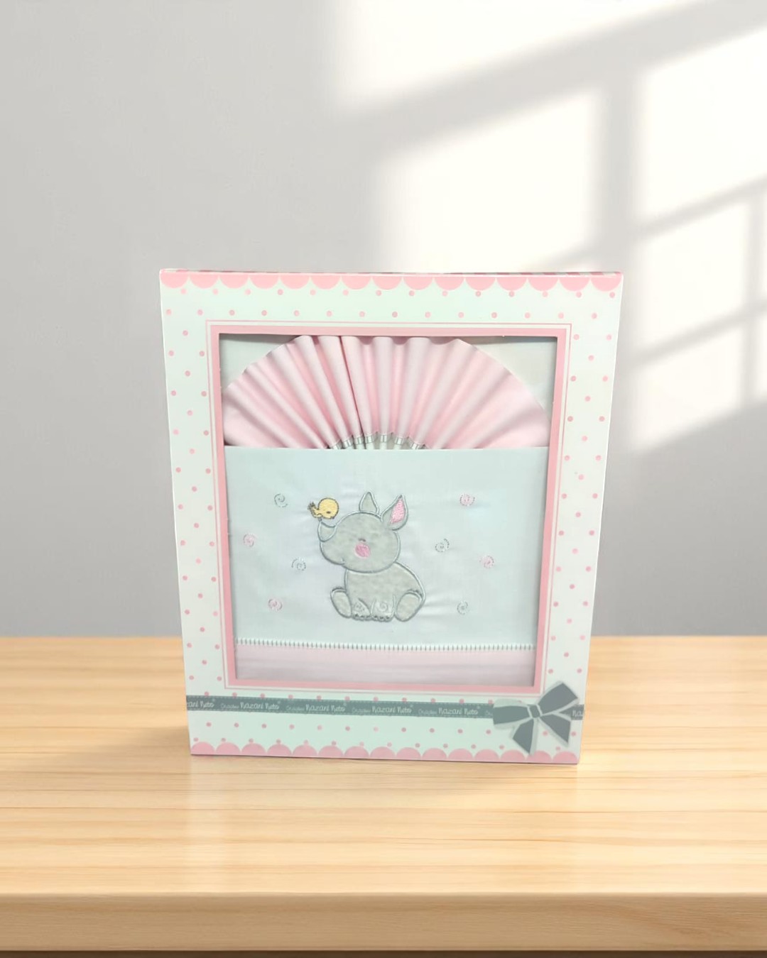 Fralda bebé bordada com elefante e borboleta numa caixa decorativa rosa e cinzenta