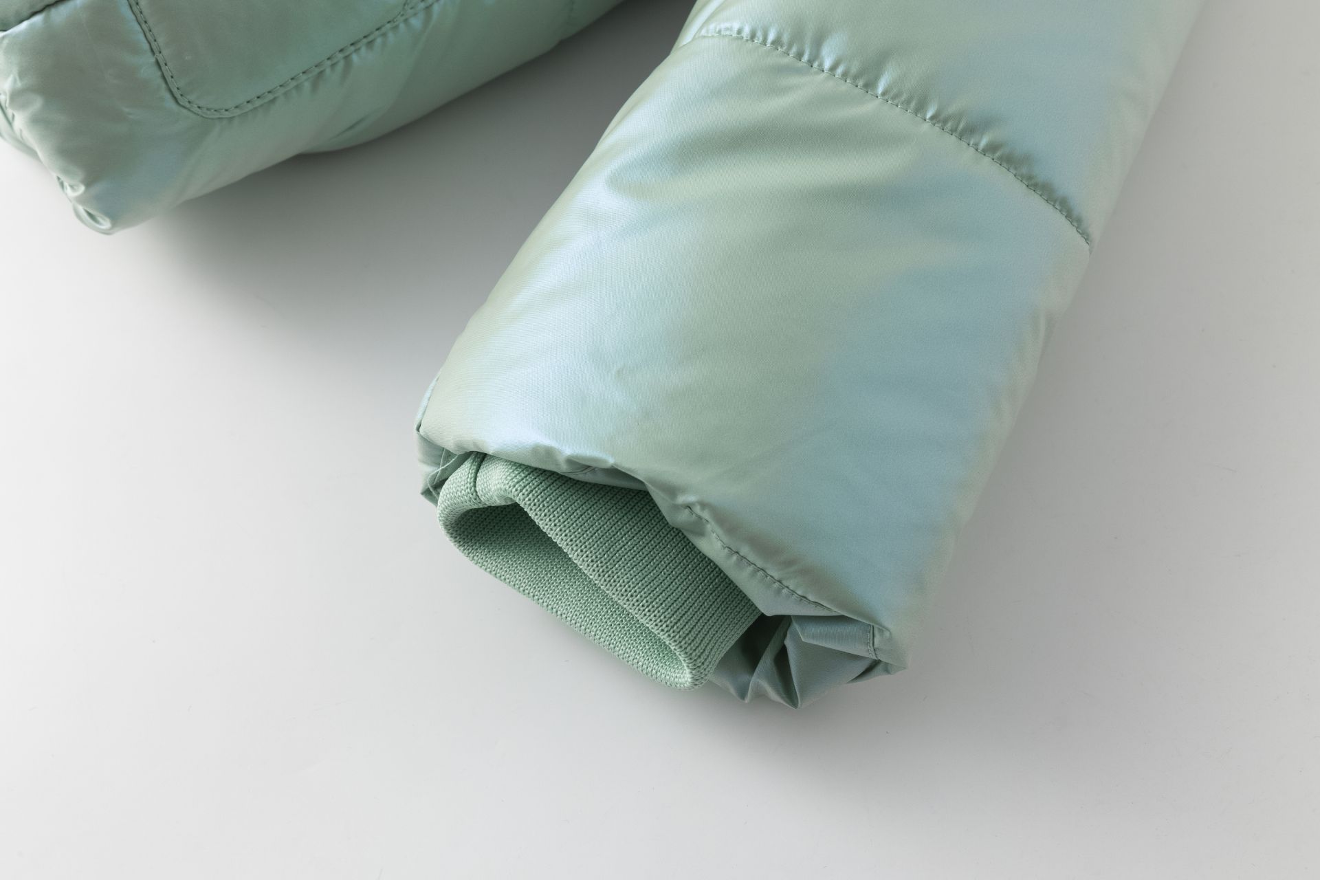 Punho de casaco acolchoado verde claro com punho interior de malha