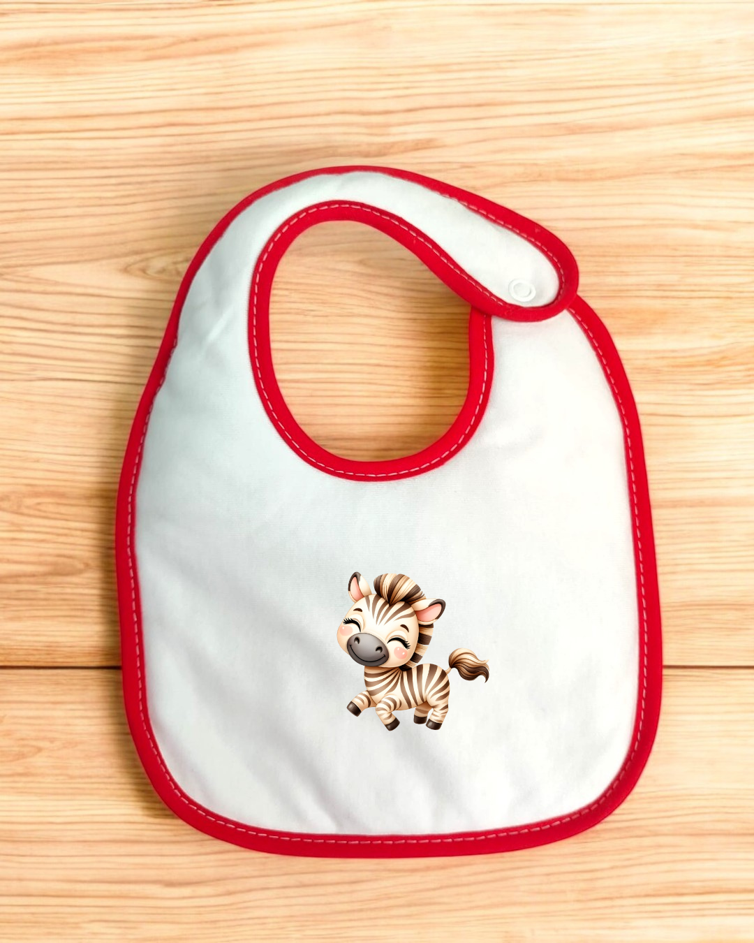 Babete branco com borda vermelha e desenho de zebra sorridente