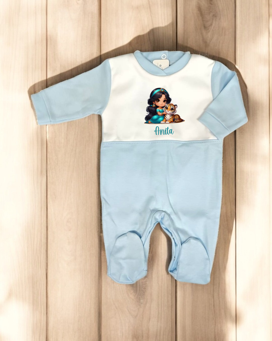 Macacão de bebé azul claro com topo branco e impressão de personagem animada com nome Anita