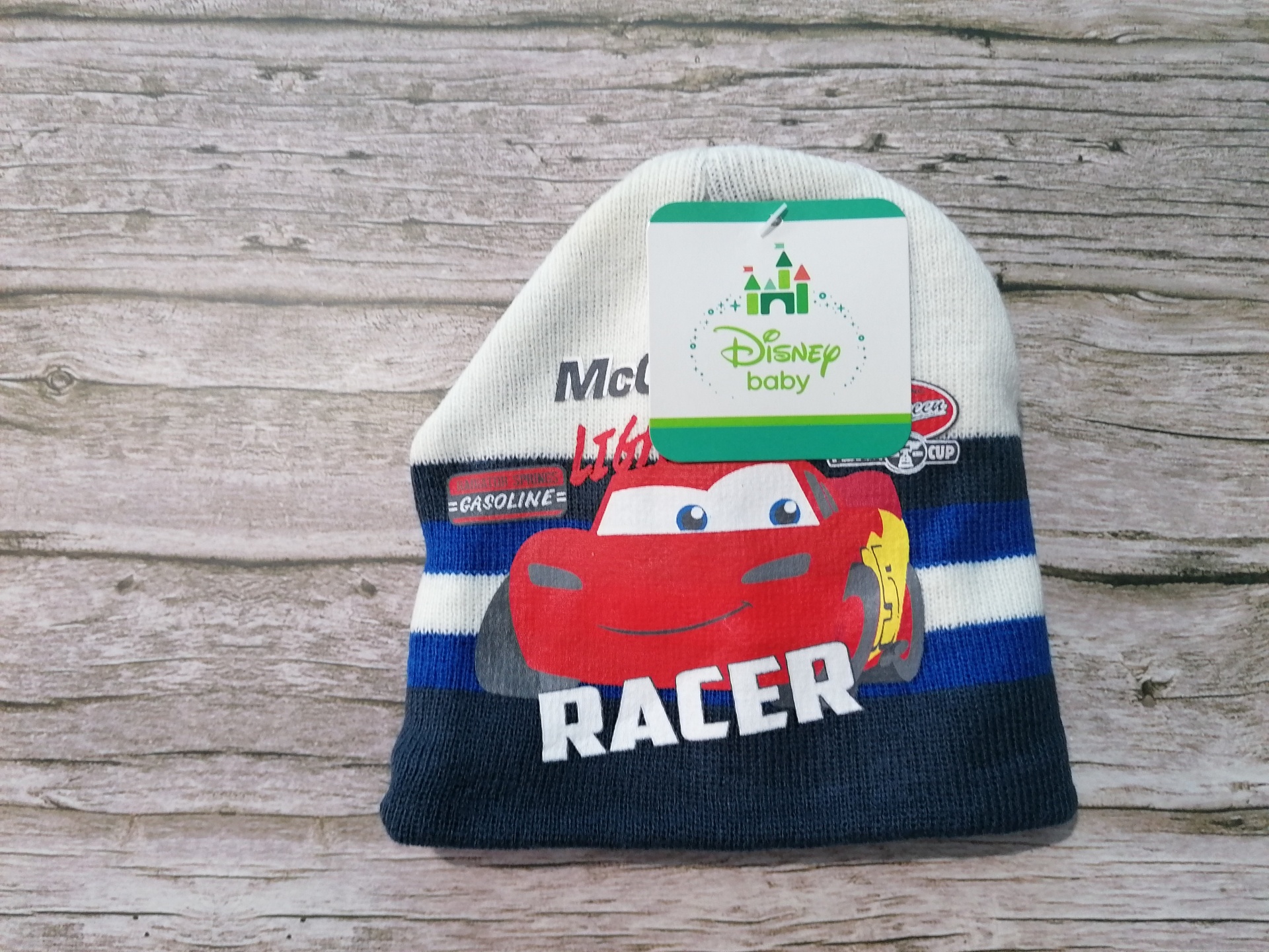 Gorro infantil azul e branco com tema Disney Baby e personagem Vermelho Relâmpago McQueen.