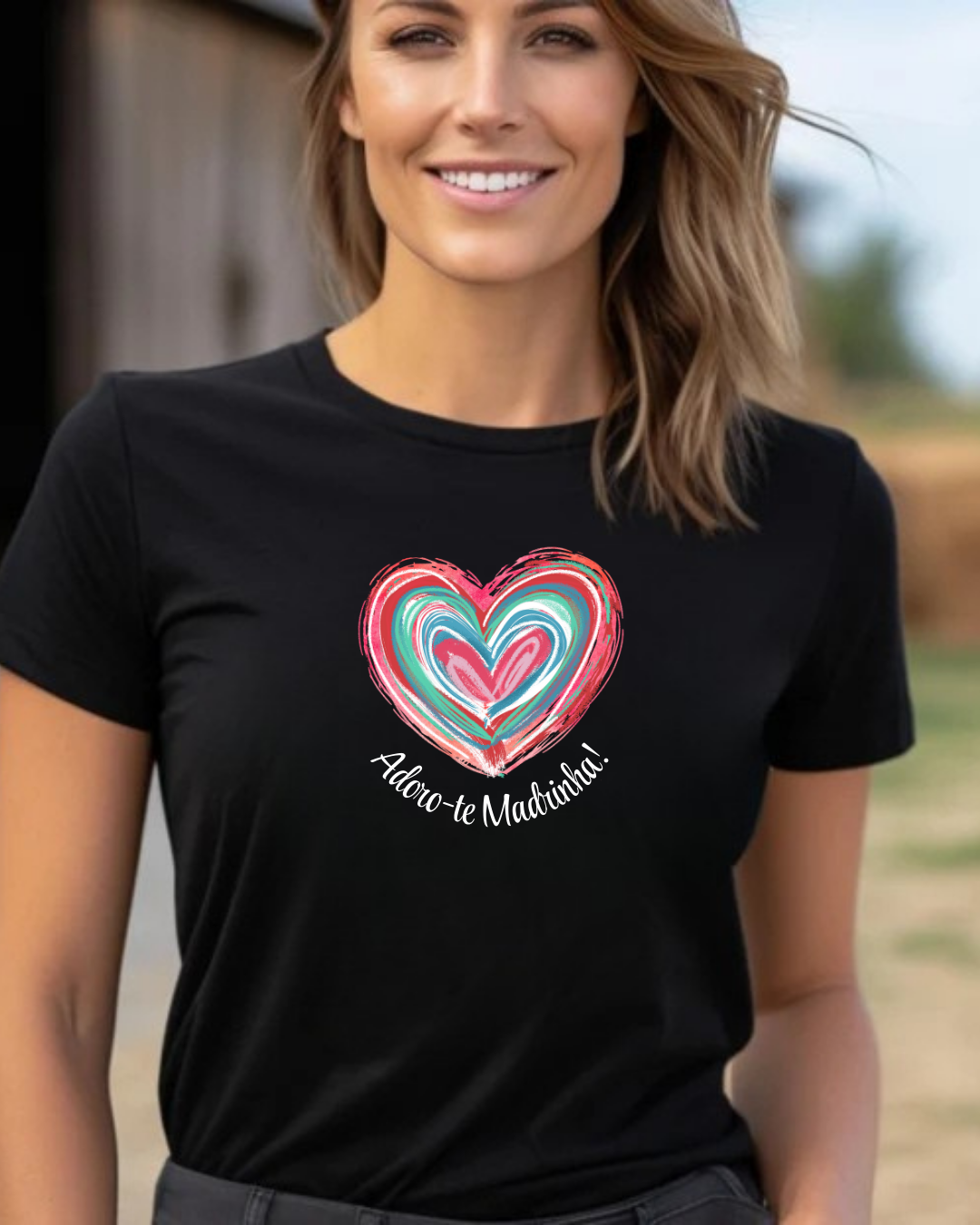 T-shirt preta com coração colorido e texto 'Adoro-te Madrinha!' no centro