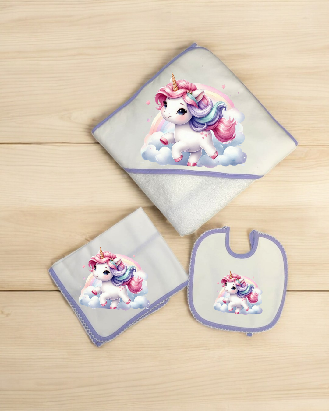 Conjunto de têxteis para bebé com estampa de unicórnio colorido em tecido branco e bordas lilás