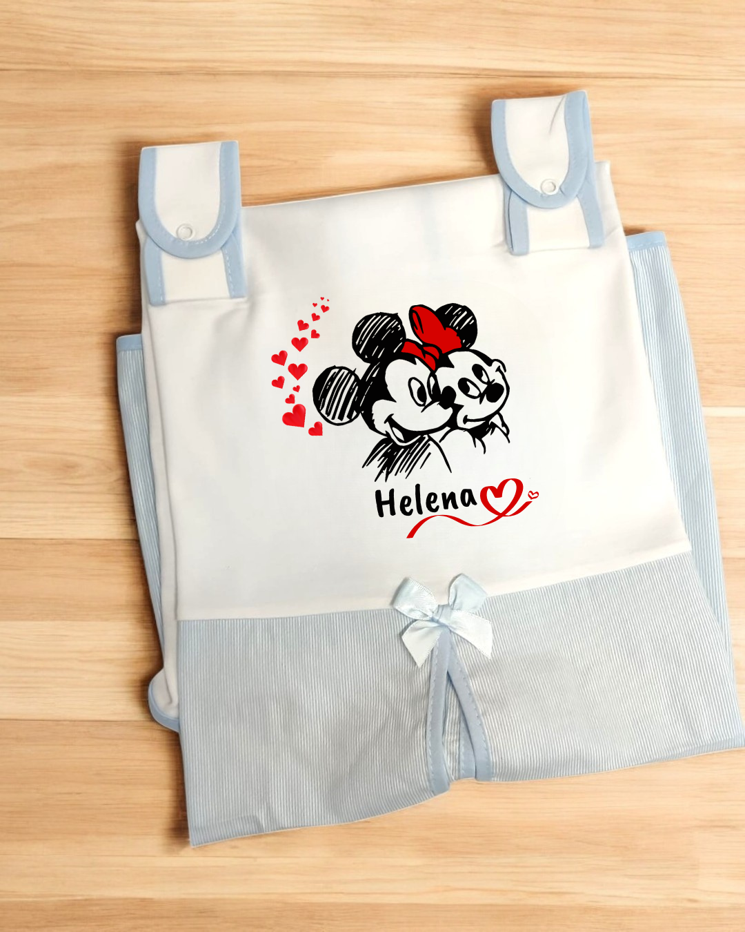 Saco branco e azul claro com desenho de Mickey e Minnie e o nome Helena