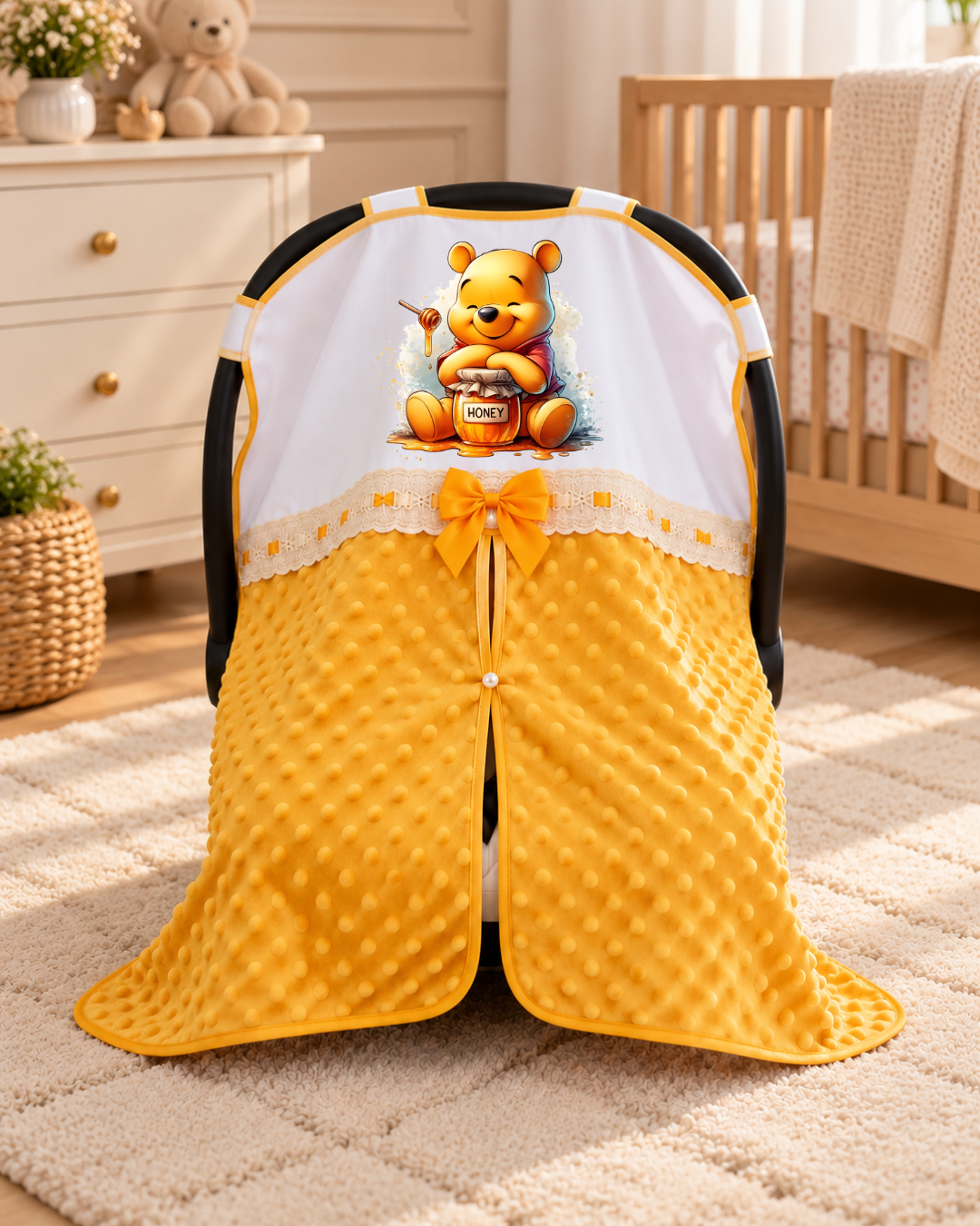 Capa acolchoada amarela para cadeirinha com estampa Winnie the Pooh e laço amarelo
