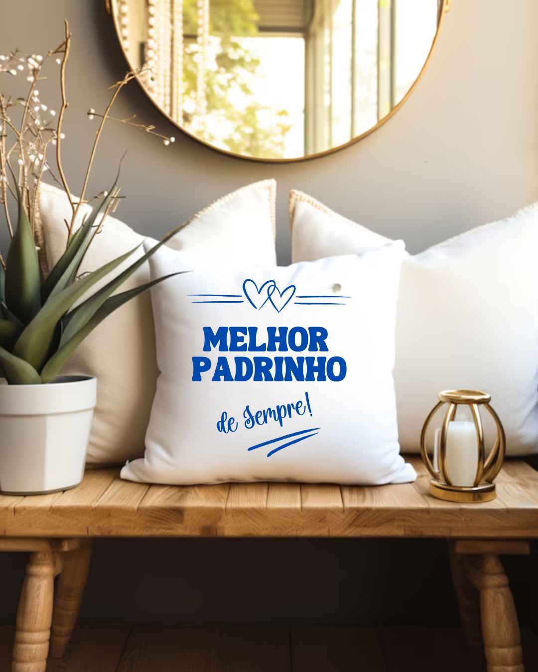 Almofada branca com mensagem azul em ambiente decorado.