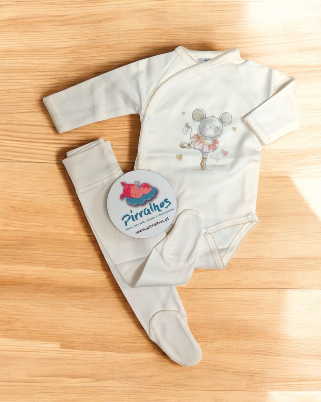 Conjunto de roupa de bebé creme com estampa de rato e calças com pés