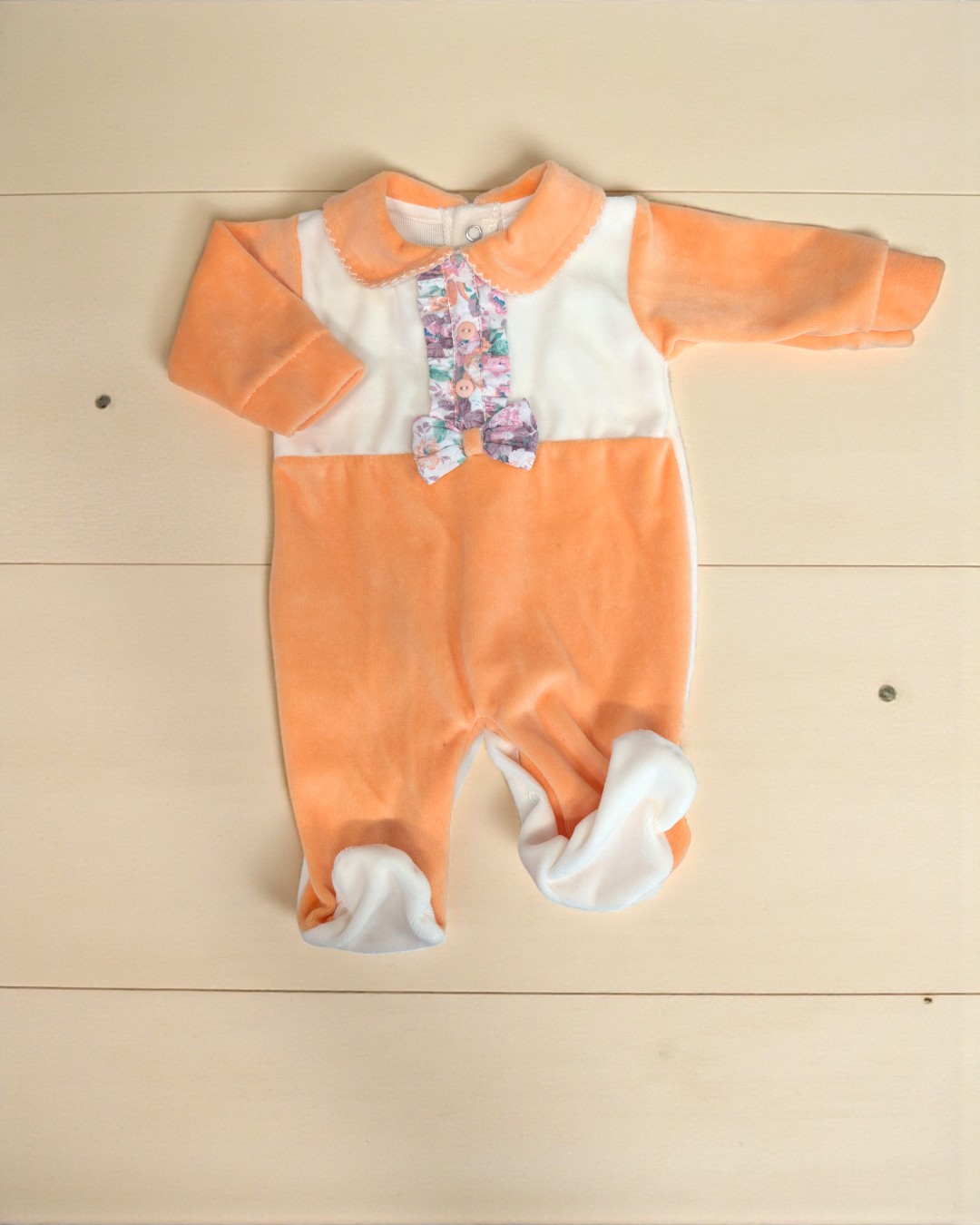 Macacão de bebê laranja e branco com detalhe floral